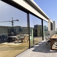 Porte coulissante en verre multi-compartiments en aluminium résistant au sel et à la rouille pour balcon extérieur d'appartement et de villa