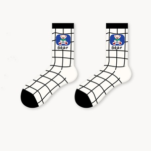 Chaussettes rouges à logo R Respect, tricotées jacquard, style décontracté, pour le printemps - Product Image 3