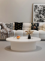 Table basse de salon de style français pour usage domestique, en quartzite couleur crème, design inspiré des designers, minimaliste et moderne, forgée
