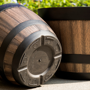 Maceta decorativa de <span class=keywords><strong>madera</strong></span> de <span class=keywords><strong>imitación</strong></span> para jardín al aire libre de plástico PP marrón, maceta de barril de whisky para plantas para uso doméstico - Product Image 5