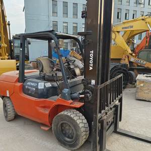 Chariot élévateur Toyota 50 d'occasion, chariot élévateur de 5 tonnes, équipement de chantier lourd, 5 mètres de hauteur à gauche, bon état et prix bas - Product Image 3