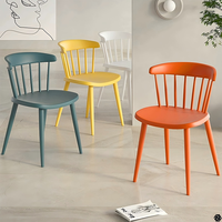 Chaise de salle à manger empilable en plastique moderne et contemporaine pour restaurant, salon, extérieur et hôtel (vente en gros)