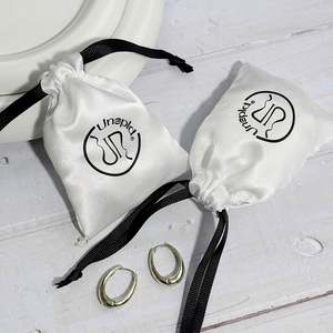 Sacs en satin recyclables avec cordon de serrage, sac à main pour perruque, chaussures de danse, logo personnalisé pour le stockage de cadeaux, emballage anti-poussière pour perruques - Product Image 1