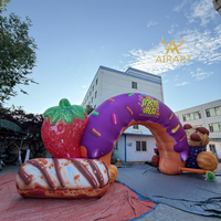 Arche gonflable géante double face en forme de donut avec décorations fraises et biscuits pour événements d'anniversaire, célébrations et présentations