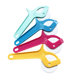 Tagliapizza Economico con Manico Rotondo in Plastica Usa e Getta - Product Image 6