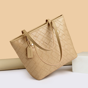 Sac fourre-tout matelassé pour femme, motif losanges, grande capacité, en PU, sac à bandoulière décontracté pour usage quotidien, avec deux poignées et ouverture supérieure - Product Image 3