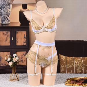 Set di Lingerie di Lusso in Pizzo <span class=keywords><strong>Bianco</strong></span> con Reggiseno Ricamato in Oro, <span class=keywords><strong>Reggicalze</strong></span> e Perizoma, Abbigliamento Sexy da Notte per Spose - Product Image 6