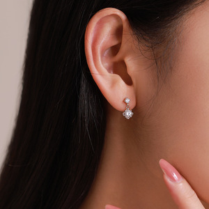 Versión personalizable en cobre. Pendientes colgantes de plata de ley S925 con circonita de corte redondo y diseño de flor doble, sencillos y clásicos, para mujer. - Product Image 5