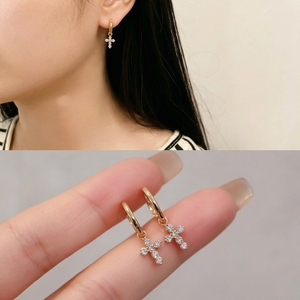 Juego de Joyería con Cruz de Diamantes Cultivados en Laboratorio en Oro Sólido de 18K Xinfly |   Pulsera y Pendientes Minimalistas y Elegantes para Mujer |   VVS DE |   AU750 - Product Image 6