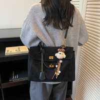 Sac à main fourre-tout tendance pour femme en suède avec rabat, double fermoir métallique, poignée supérieure et bandoulière réglable amovible