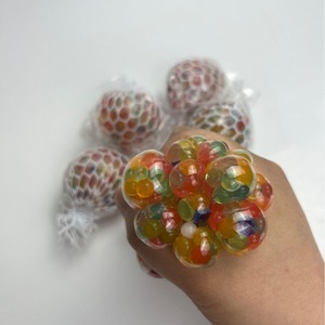 Pelota de Uva Suave y Adorable de 6cm con Polvo Dorado, para Apretar con la Mano, Creativa, para Aliviar el Estrés, Globo de Agua, Juguete Musical para Apretar - Product Image 1