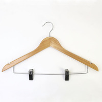 Cintres en bois de noyer classiques de luxe pour adultes, marque privée, avec pinces robustes et extra résistantes pour boutique