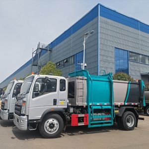Camion compacteur de déchets à chargement latéral, 6 tonnes, 4x2, Sinotruk Howo, durable, fiable, véhicule neuf pour la collecte et le recyclage des déchets - Product Image 3