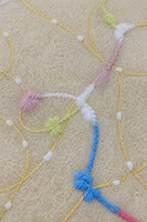 Tissu tricoté 100 % polyester personnalisé, motif tourbillon pastel, broderie de rêve, base en feutre doux couleur camel, points irréguliers et courbes aléatoires
