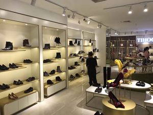 Diseño 3D de Tienda de Zapatos Moderna LUX, Diseño de Exhibición de Zapatos en MDF, Estantes Modernos de Vidrio para Bolsos y Zapatos de Marca - Product Image 6