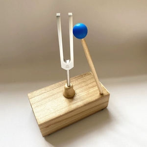 Ensemble de Diapasons à Fréquence MI 528 Hz pour la Méditation des Chakras et la Thérapie Sonore, avec Base en Bois Résonnante - Vente en Gros - Product Image 3