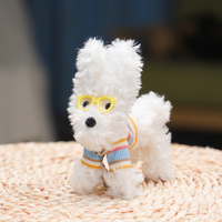 Porte-clés en peluche chien blanc moelleux mignon avec lunettes jaunes et pull rayé, breloque de sac douce, cadeau unisexe, accessoire tendance pour animaux de compagnie, 12 cm