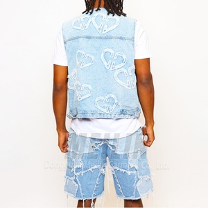 Ensemble deux pièces en jean pour homme, dernières créations : gilet en jean zippé et short en jean, avec effet délavé, patchwork et coupes et coutures. - Product Image 3