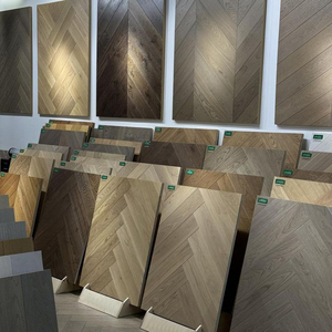 Parquet en bois d'ingénierie multicouche FSC en chêne gaufré, grade AB, résistant à l'humidité, système T&G, 15 mm, motif chevron, pour restaurant - Product Image 1