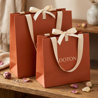 Sac cadeau en papier rigide doublé de velours avec rabat magnétique, emballage haut de gamme personnalisé pour chocolats et confiseries, boîte de luxe