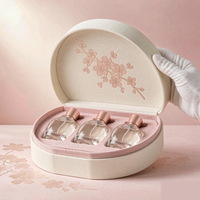 Coffret Cadeau Parfum Coque en Papier Texturé Crème Semi-circulaire avec Insert Rose Flocqué Intérieur Fleur de Cerisier Doré Rose 6 Pièces