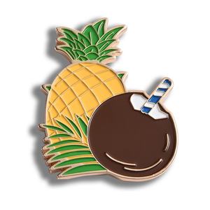 Imán de Refrigerador Pequeño con Diseño de Frutas (Piña y Coco) en Esmalte Suave y Baño de Oro - Product Image 2