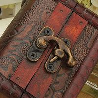 Petite Boîte à Bijoux Rectangulaire en Bois Naturel Faite à la Main, Style Rustique Vintage, Multifonctionnelle, avec Mini Serrure Métallique Gravée pour Rangement de Bagues