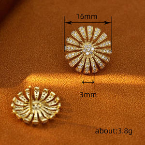 Orecchini a perno con fiore dorato e zirconi rotondi incastonati a pavé per donna, gioielli alla moda per feste, in lega placcata oro 18K - Product Image 6