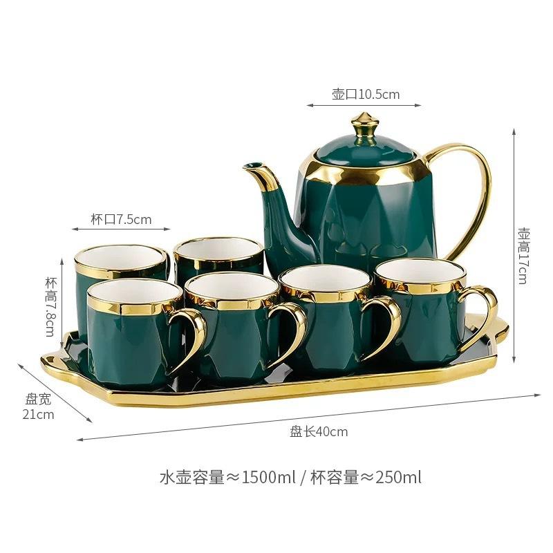 Vert un pot, six tasses et un plateau ensemble