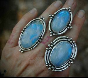 แหวนเงินแท้ 925 ประดับด้วยมูนสโตนหลากสี ดีไซน์เนอร์เรนโบว์มูนสโตน แหวนดีไซน์เนอร์สำหรับผู้หญิง - Product Image 1