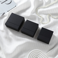 Boîte cadeau pour bijoux en carton coloré avec logo personnalisé en gros, boîte d'emballage pour bijoux