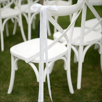 Chaise blanche à dossier croisé en résine PP de haute qualité, empilable et durable, pour réceptions de mariage, banquets et hôtels