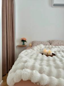 Couverture en <span class=keywords><strong>fausse</strong></span> <span class=keywords><strong>fourrure</strong></span> de lapin blanc de luxe en gros, couverture douce pour canapé, cadeau, blanc rose, grande couverture à bulles, 130*160cm - Product Image 3