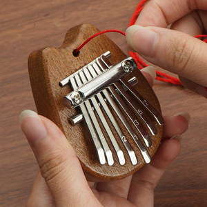 Mini Kalimba en bois à 8 touches, piano à doigts exquis de haute qualité, marimba, bon accessoire musical, pendentif, cadeau - Product Image 4