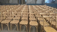 Chaises empilables en bois naturel à dossier croisé pour événements, location en gros, pour banquets et mariages