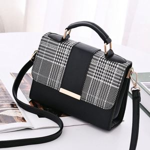 Cesta de almacenamiento artesanal de mimbre trenzado personalizada con estampado de paja hecha a mano en cuero y ratán - Product Image 1