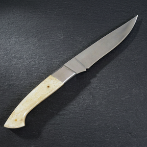 Cuchillo Dorgalesa hecho a mano con hoja de acero inoxidable, punta caída, filo recto, mango de hueso de camello y mango de cuerno de toro. - Product Image 1