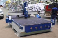 Machine de découpe CNC à commande numérique 1325 Atc pour la fabrication de portes d'armoires, la découpe de MDF et d'acrylique avec table à vide