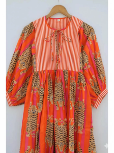 Robe longue en coton imprimée à la main à col profond et motifs floraux pour femme, légère, style bohème décontracté, idéale pour le printemps, l'été, les vacances et les loisirs. - Product Image 2