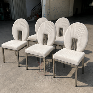 Chaise de mariage en acier inoxydable argenté avec dossier en forme de coquille et coussin blanc pour banquets et événements hôteliers – Vente en gros de sièges - Product Image 2