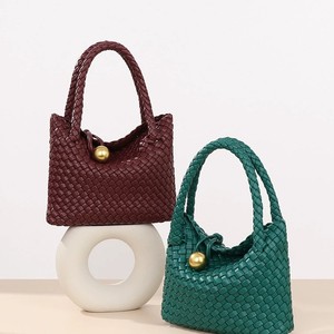 Sac à bandoulière en PU tissé à motif géométrique haut de gamme pour femme, avec poignée unique, doublure en polyester et fermeture à bouton - Product Image 4