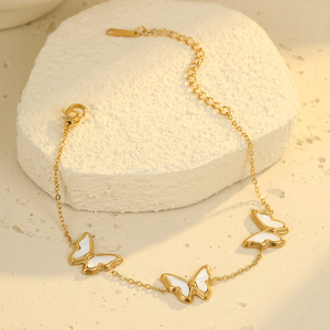 In stock and selling well Elegant heart-shaped <b>butterfly</b> pendant <b>bracelet</b>. Fashionable and simple. High-end style accessory. - Product Image 4