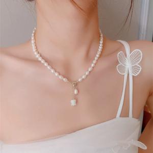 Collier en perles d'eau douce naturelles avec pendentif en forme de coquille de papillon blanc et de fleur de muguet, design de niche, tendance - Product Image 2