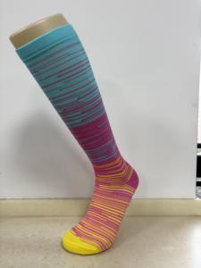 Calcetines de Compresión hasta la Rodilla para Jóvenes al por Mayor, Material de Spandex/Nylon, Transpirables y Ecológicos para Entrenamientos y Uso Diario - Product Image 4