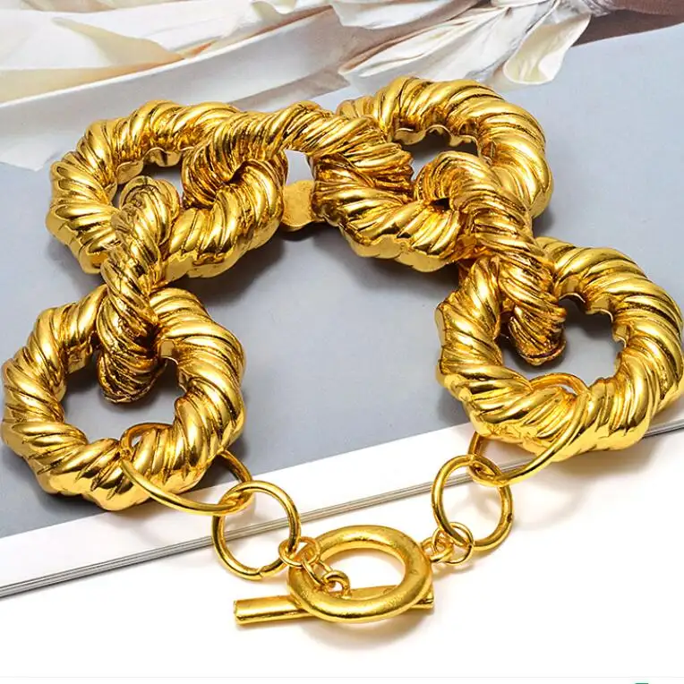 Kaimei toptan ZA yeni altın Metal çemberler bilezik 18K Vintage altın bükülmüş yuvarlak moda bilezikler takı aksesuarları kadınlar için