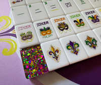 2026 Mardi Gras Carnaval Opvouwbare 2-laags Acryl Amerikaanse Mahjong Set 160 stuks Aangepaste Masker Fleur-de-lis Tegels Paarse Glitter