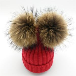 <span class=keywords><strong>Bonnet</strong></span> en laine torsadée avec oreilles en fourrure de raton laveur et double <span class=keywords><strong>pompon</strong></span> pour adultes et enfants - Product Image 6