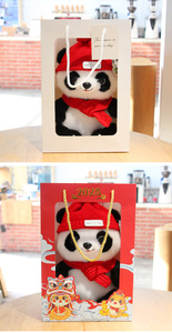 CE/ASTM peluche grossisti simpatici e teneri Panda in stile popolare imbottito con cappello rosso sciarpa peluche per regali di Capodanno - Product Image 5