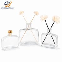 Diffuseur de parfum élégant en verre transparent avec décoration de fleurs séchées naturelles pour la table et l'ambiance de la maison