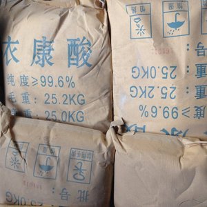 Acide itaconique à 99,6 % de pureté, CAS 97-65-4, qualité fibre/AR/USP/alimentaire/cosmétique/industrielle, emballage de 25 kg, meilleur prix - Product Image 1